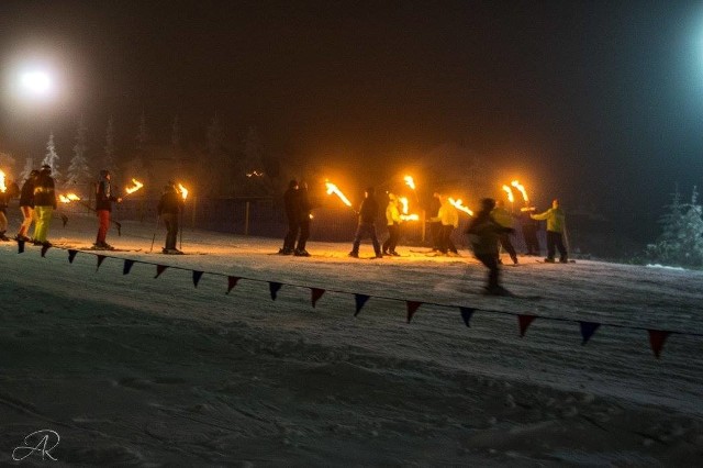 A tak bawili się narciarze na stoku w Krajnie, podczas Nocnego zjazdu z pochodniami.