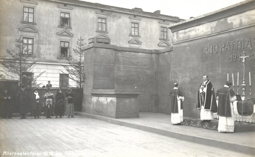 Na aukcję trafiło także sporo fotografii Krakowa z czasów I...
