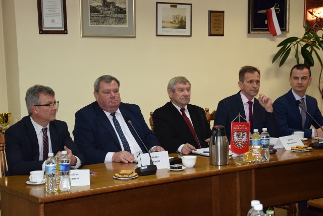 Starosta Zdzisław Gamański (pierwszy z lewej) jest dumny z tego, jaki ambitny budżet udało się zaplanować na ten rok