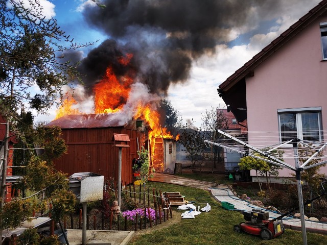 Do groźnego pożaru doszło w niedzielę, 26 kwietnia, w Kożuchowie. Zapaliły się dwa budynki gospodarcze na nieruchomości przy ul. Sokolej. Na miejsce przyjechali strażacy i policja.W akcji gaśniczej brały udział cztery zastępy straży pożarnej. Udało się ugasić budynki, choć akcja nie była łatwa. W pobliżu był budynek mieszkalny, kt&oacute;ry udało się obronić przed płomieniami. Polecamy wideo: &quot;Możliwe, że ogień spowodował nieodwarcalne straty nawet na setki lat&quot;. Dyrektor Biebrzańskiego Parku Narodowego o skutkach pożaru&lt;script async defer class=&quot;XlinkEmbedScript&quot;  data-width=&quot;640&quot; data-height=&quot;360&quot; data-url=&quot;//get.x-link.pl/b166e329-dc68-e560-a6bc-ab20f50ca5a7,b2189f28-669f-850a-0fcf-393093367379,embed.html&quot; type=&quot;application/javascript&quot; src=&quot;//prodxnews1blob.blob.core.windows.net/cdn/js/xlink-i.js?v1&quot; &gt;&lt;/script&gt;