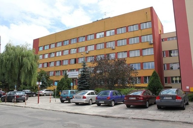 Szpital w Kozienicach wstrzymał przyjęcia na neurologię, u personelu medycznego potwierdzono koronawirusa.