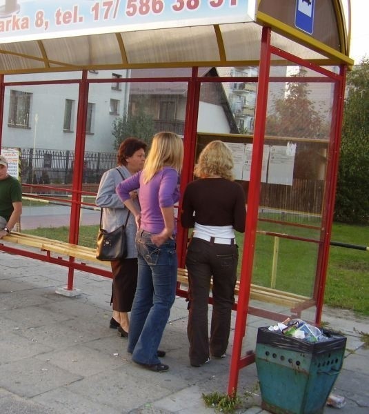 To na tym przystanku Damian sprawdzał w czwartek rozkład jazdy autobusów.