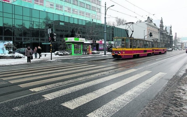 Priorytet dla tramwajów, więc piesi muszą czekać.