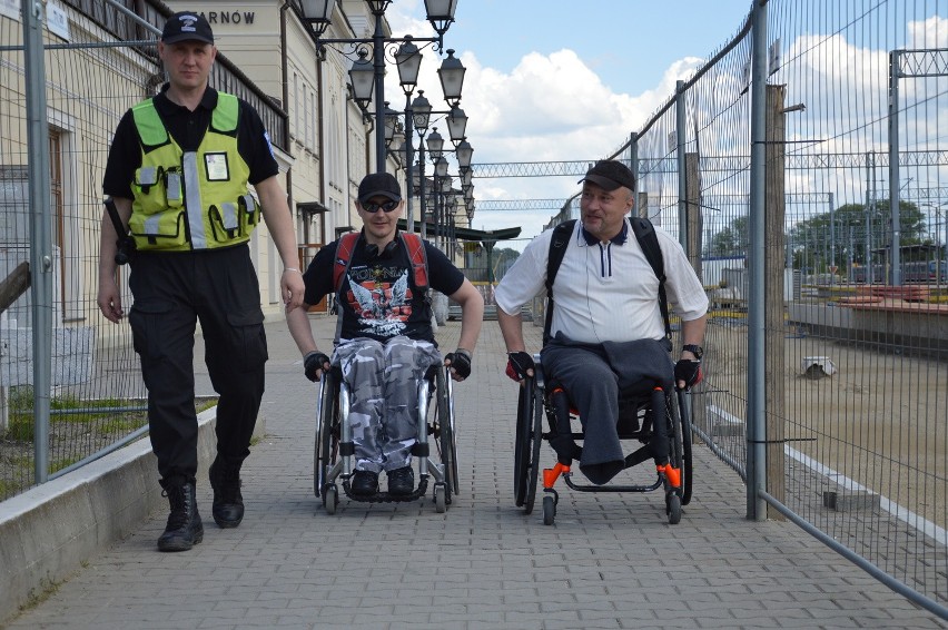 Niepełnosprawnym w drodze do pociągu musi towarzyszyć asysta