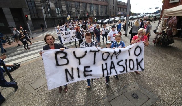 Mieszkańcy Bytomia w sierpniu protestowali przeciw nielegalnym składowiskom toksycznych odpadów na ulicach