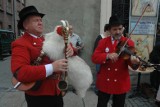 Instrumenty zespołów ludowych. Dudy, kozioł i skrzypce                   