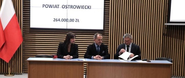 Umowę na prowadzenie punktu nieodpłatnej pomocy prawnej w Ostrowcu Świętokrzyskim podpisał wicestarosta Andrzej Jabłoński ze Zbigniewem Koniuszem,  wojewodą świętokrzyskim.