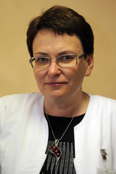 Dr n. med. BARBARA MASŁOWSKA: - Wśród objawów udaru mózgu najważniejsze to osłabienie siły mięśniowej kończyn, najczęściej po jednej stronie. Jeżeli dana osoba skarży się, że ma słabszą rękę albo nogę to nie należy czekać aż minie, bo to przeważnie nie mija. Trzeba natychmiast wzywać karetkę.