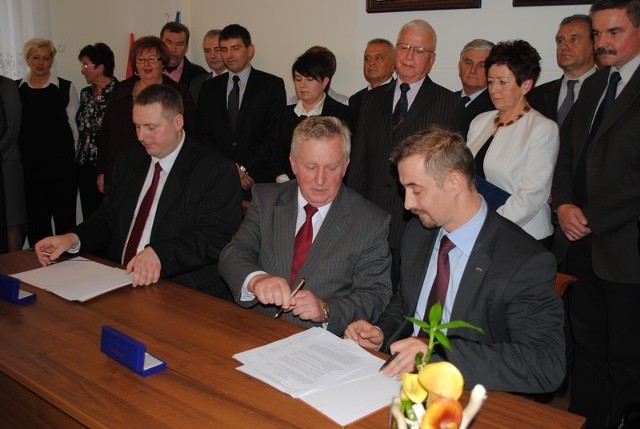 Kontrakt podpisali: Antoni Nawrocki, burmistrz Solca Kujawskiego (w środku) oraz dwaj dyrektorzy firmy Eurovia: Szymon Kędzierski i Piotr Horst