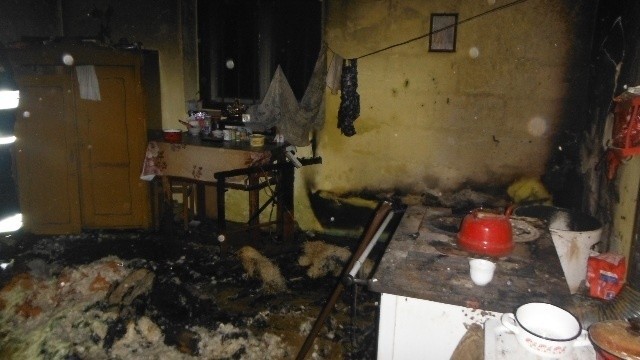 W Jangrocie ogień wybuchł w pokoju mieszkalnym. Spalił się tapczan, krzesła, podłoga i większość wyposażenia pomieszczenia