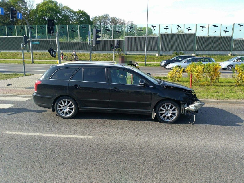 Kierowca toyotu uderzył w tył drugiego samochodu.