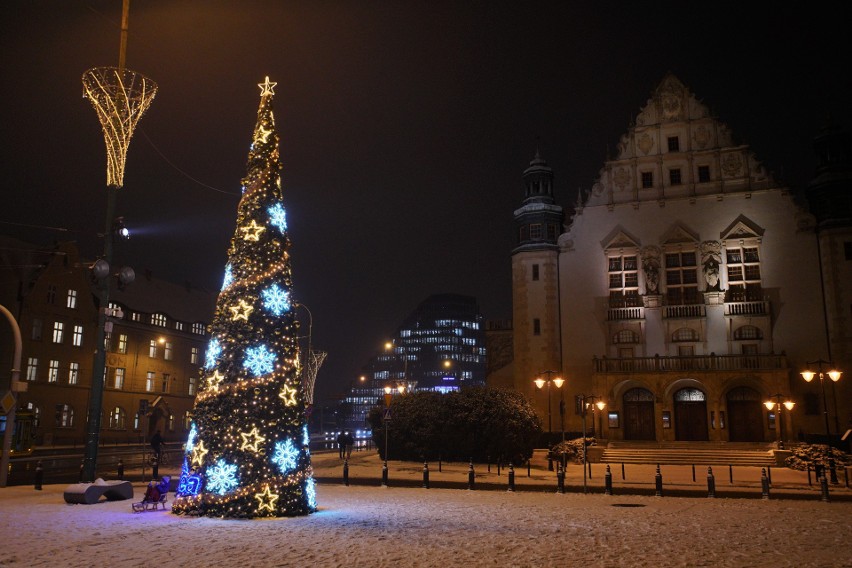 Na poznańskim placu Mickiewicza rozbłysła choinka....