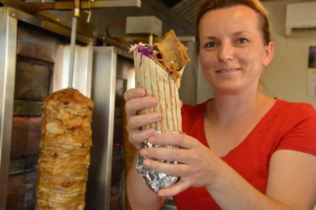 Iwona Wrześniak przyrządza kebab rollo w zwycięskim punkcie "Glob Food" na dworcu PKP pod zegarem.