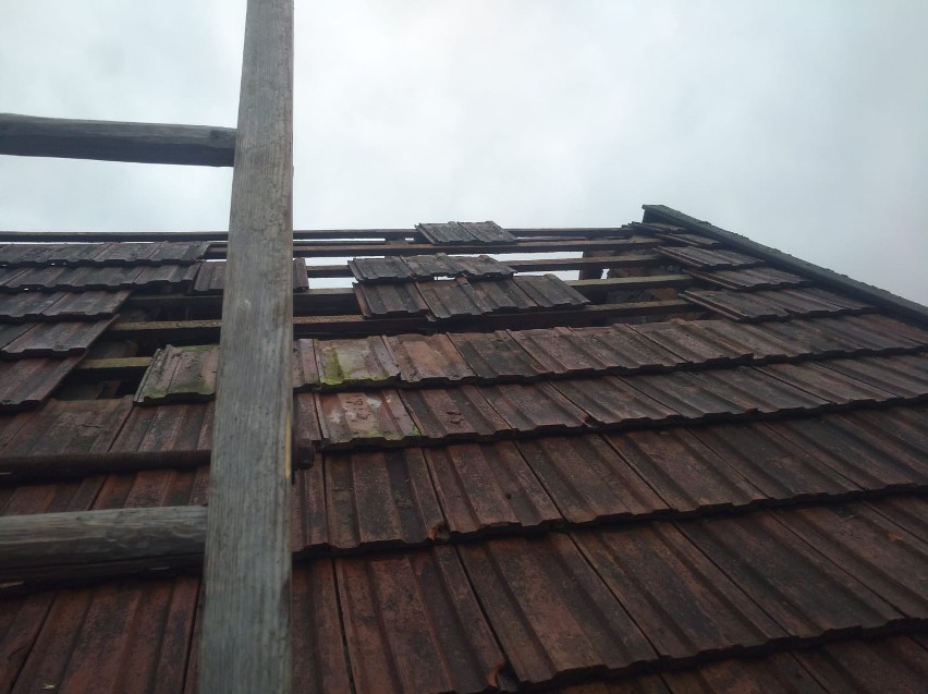 Wiatr uszkodził około dziesięciu dachów w kilku gminach na...