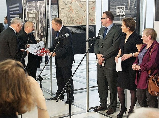 Marszałek Sejmu Grzegorz Schetyna otrzymał pamiątkową chustę od uczestników protestu sprzed 35 lat.