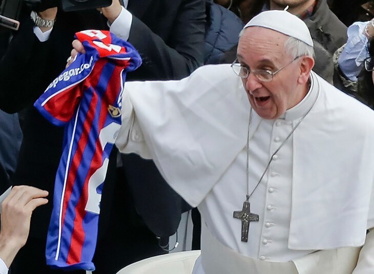 Papież Franciszek I z koszulką swojego ulubionego klubu San...