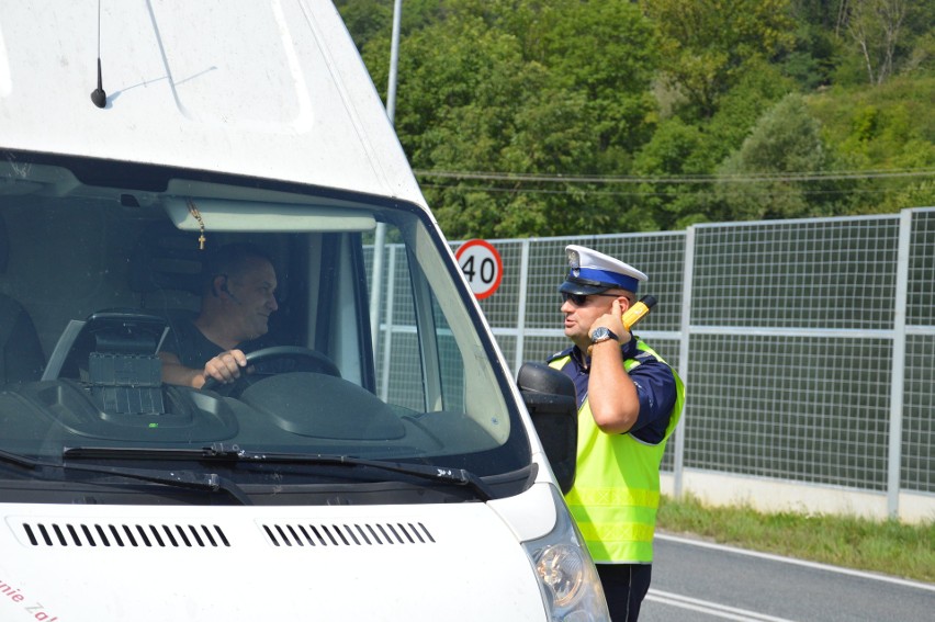 Wielka Wieś. Nietypowy patrol drogówki. Policjantom towarzyszył ksiądz [ZDJĘCIA]