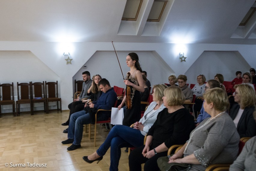 Koncert w stargardzkiej szkole muzycznej. Zagrali skrzypaczka Julia Iwanciw i Marcin Rakowski na instrumentach perkusyjnych 