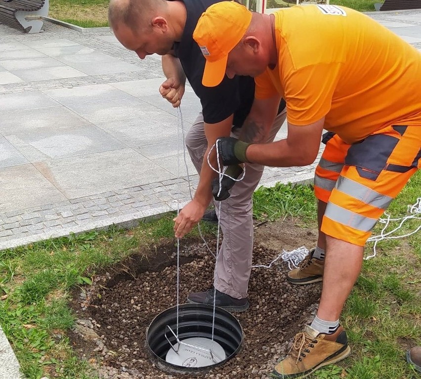 Maków. Kapsuła czasu wkopana w Rynku, 30.06.2022. Co się w niej znajduje?