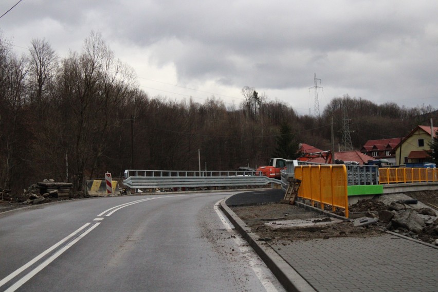 Nowy most na granicy Łęk i Trzemeśni w ciągu drogi...