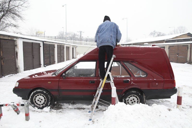 Styczeń 2013, odśnieżanie auta przy ulicy Ozimskiej.