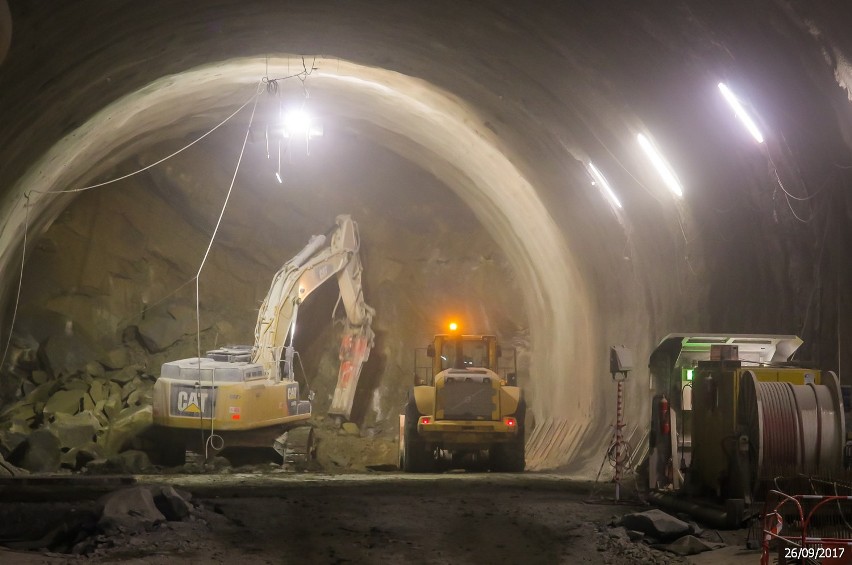 Premier i minister na placu budowy nowej zakopianki. Od teraz tunel jest drążony z dwóch stron