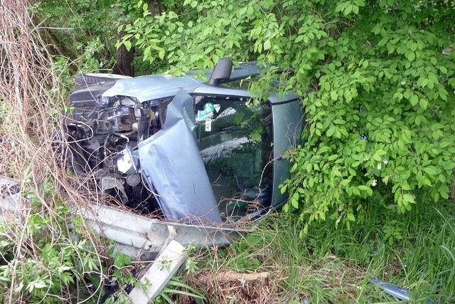 Do zdarzenia doszło w piątek, 10 maja, na drodze Skąpe-Cibórz. Kia prowadzona przez młodego kierowcę (prawo jazdy ma niecały rok) wypadła z drogi i dachowała. Samochód zatrzymał się około 3 metry od kanału z wodą. Na miejsce zdarzenia przyjechały wozy świebodzińskich strażaków oraz OSP Skąpe i policja. Na szczęście kierowcy nic się nie stało.