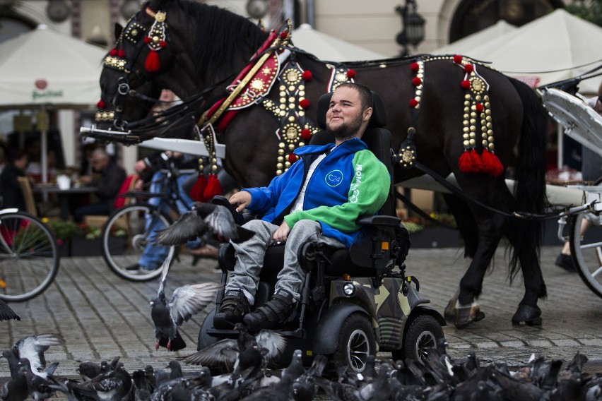 Niepełnosprawny Bartek Rzońca przyjechał ze Świnoujścia do Krakowa na wózku 