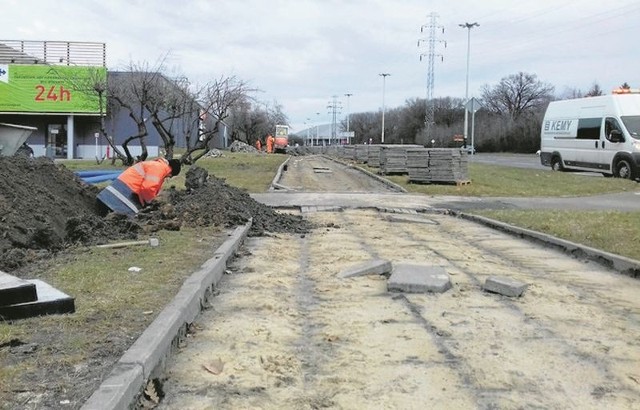 Ścieżka rowerowa i chodnik powstaną po obu stronach al. Bandurskiego.