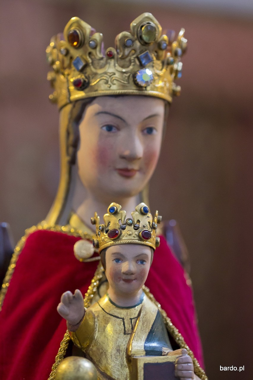 Cudowna Figurka Matki Bożej eksponowana jest w ołtarzu...