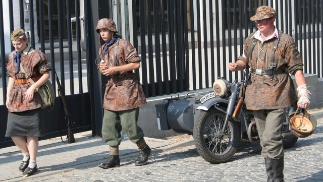 Zdjęcie z warszawskiej inscenizacji walk pod Polską Wytwórnią Papierów Wartościowych.