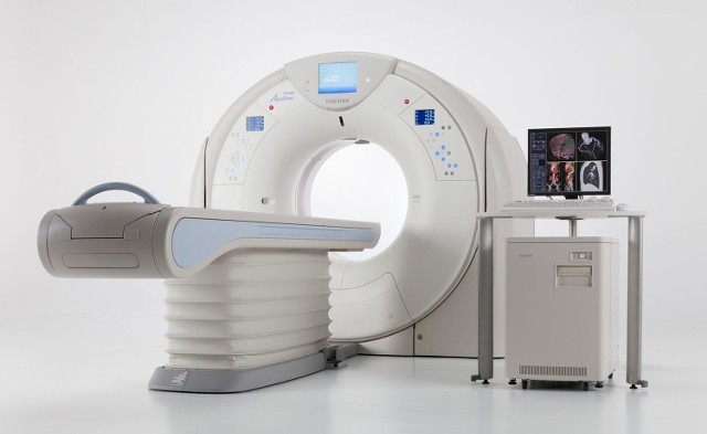 Tomograf Aquilion Prime z firmy Toshiba czeka na uruchomienie w szpitalu.