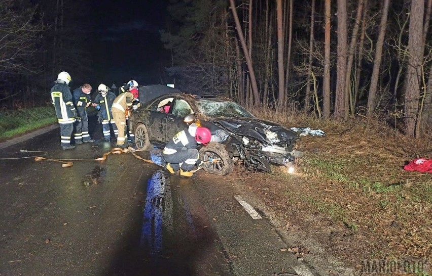 Osobowy mercedes wypadł z drogi pod Wawelnem.