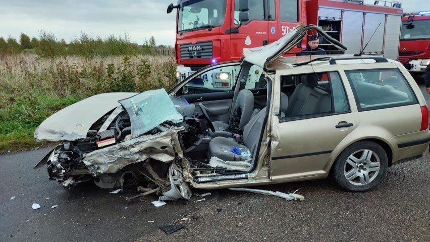 Wypadek w Połchowie w powiecie puckim 15.10.2021 r. Zderzyły się osobówka z dostawczakiem, jedną osobę zabrał śmigłowiec LPR