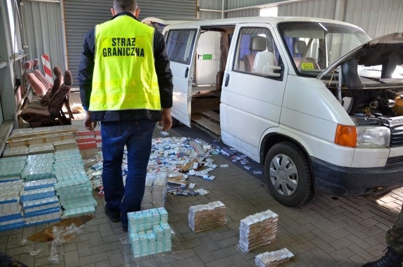 Bobrowniki: Kontrabanda w transporterze. Białorusin przewoził papierosy za 142 tys. zł (zdjęcia)