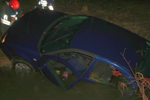 Samochód z rzeki wyciagnęli we wtorek białobrzescy strażacy. Volkswagen jest porozbijany i kompletnie zalany.