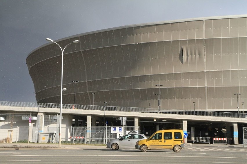 Dziura w elewacji Stadionu Wrocław