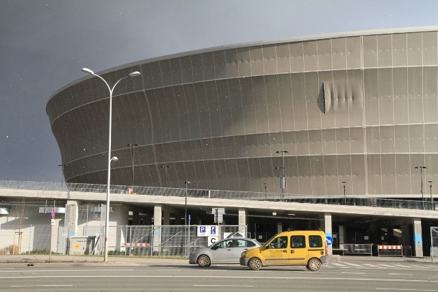 Dziura w elewacji Stadionu Wrocław