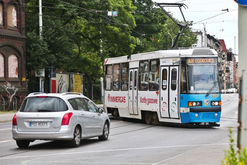 Samochód przepisowo przepuszcza tramwaj na ul. Trzebnickiej.