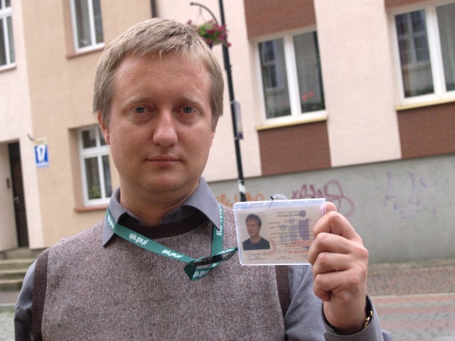 Adam Jałtyński, rachmistrz z Koszalina, pokazuje identyfikator, jaki w widocznym miejscu musi nosić każdy rachmistrz spisowy odwiedzający gospodarstwa rolne.