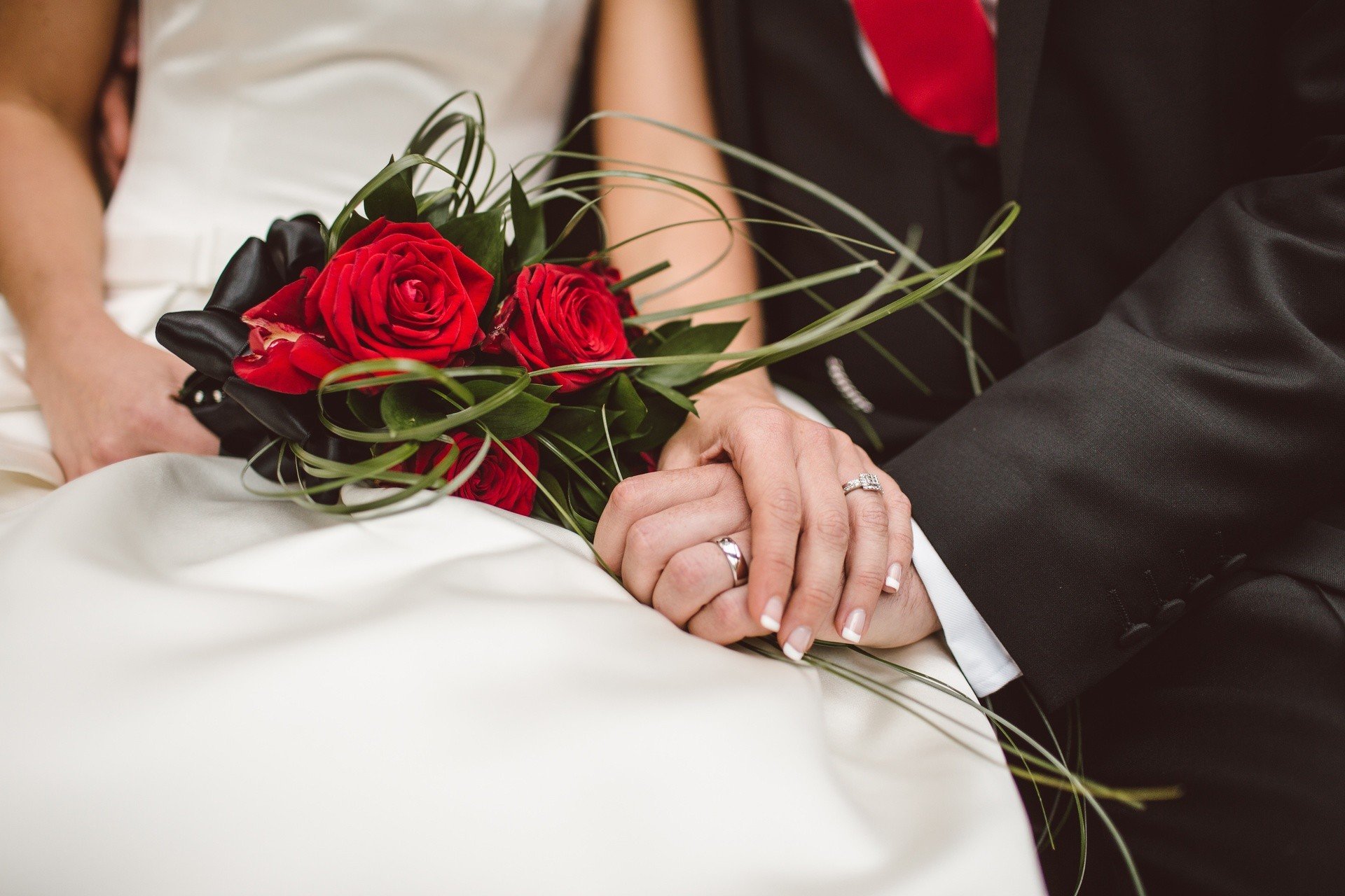 Ile kosztuje wesele, ile kosztuje ślub cywilny i kościelny? Te kwoty  przyprawią cię o zawrót głowy! | Kurier Poranny