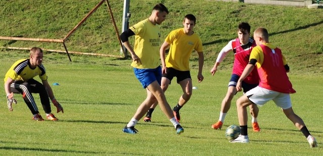 We wtorek odbył się pierwszy trening czwartoligowych piłkarzy Czarnych Połaniec.  Poprowadzili go dwaj doświadczeni zawodnicy - Maciej Witek i Paweł Meszek. Zespól nie ma jeszcze nowego trenera. poprzedni - Krzysztof Łętocha - podjął pracę w Stali Rzeszów. W treningu brało udział dwudziestu zawodników. - Jeśli chodzi o trenera to trwają jeszcze rozmowy. Pierwszy trening poprowadzili Maciek i Paweł - poinformował Zbigniew Kolera, prezes klubu. W najbliższych dniach będą także indywidualne rozmowy z każdym zawodnikiem. - Czeka nas indywidualna rozmowa z każdym zawodnikiem i wtedy zobaczymy kto zostanie a kto odejdzie - dodał prezes Czarnych.(TK, dor)