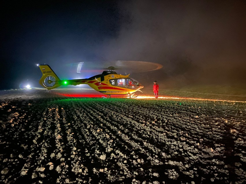 Wypadek Turza. Po rannego mężczyznę, którego przygniótł traktor, przyleciał śmigłowiec LPR