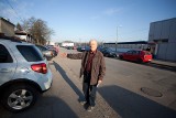 Brakuje miejsc parkingowych obok dworca PKP w Brzesku, kierowcy oczekują nowego parkingu