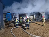 Grabiny-Zameczek. Pali się hala magazynowa po wybuchu butli z gazami technicznymi 4.03.2022. Na miejscu pracują służby