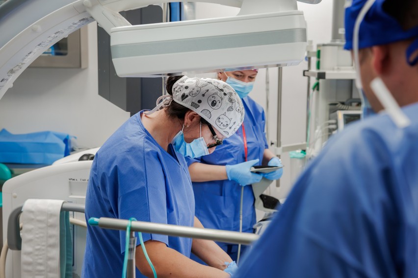 Lekarze z Lublina wszczepili nowatorski implant w serce pacjentki, która nie mogła mieć zwykłego rozrusznika. Zdjęcia z operacji