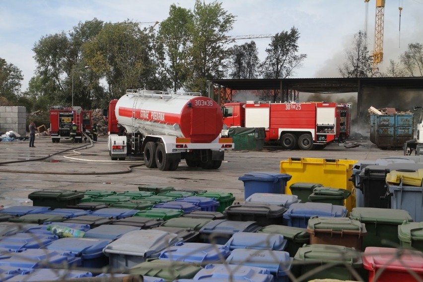 Wielki pożar w sortowni śmieci na Jerzmanowie. Gęsty dym w okolicy