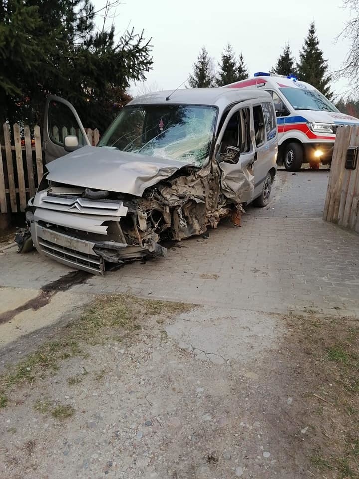 Rydzewo. Wypadek na drodze Mazurskiej do Jagodnej Wielkiej. Citroen zderzył się ze skodą [ZDJĘCIA]