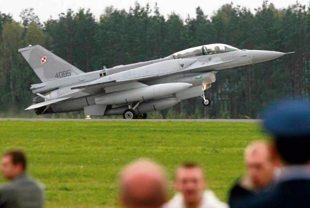 Obecnie w 32. Bazie Lotnictwa Taktycznego w Łasku stacjonuje szesnaście polskich samolotów F-16. W ostatnich latach lotnisko przyjmuje rotacyjnie także amerykańskie myśliwce F-16
