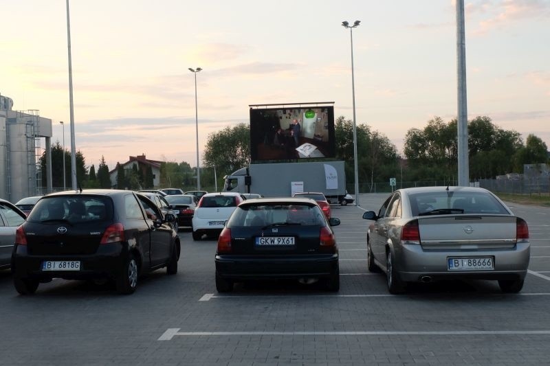 Dźwięk transmitowany był z głośników, a także na określonej...